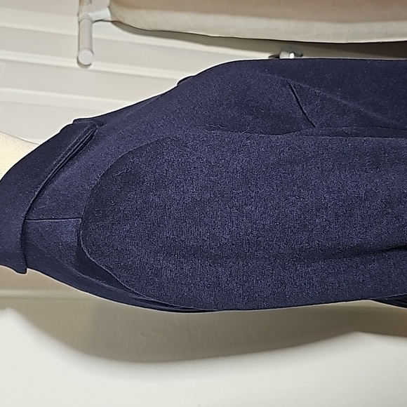 Talbots navy blue blazer. Size 4. Super soft, 2 front pockets. Covered buttons - Picture 4 of 10